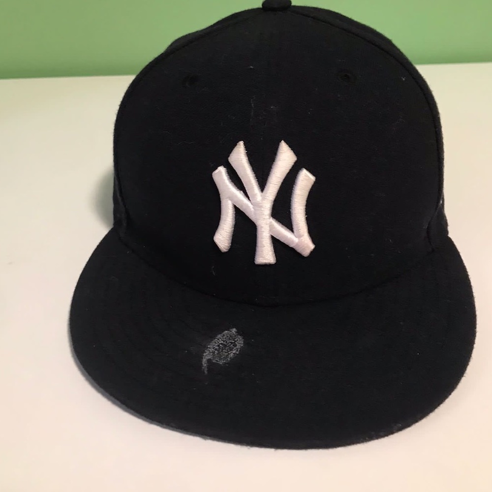 Black New York Yankees hat
